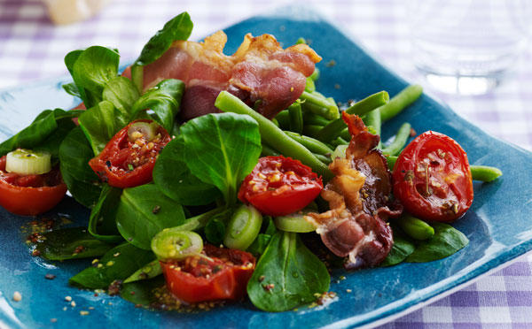 Feldsalat med bønner og bagte blommetomater
