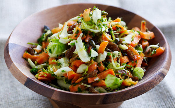 Grov råkost med rosenkål og rødder