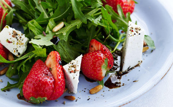 Jordbærsalat med rucola og feta