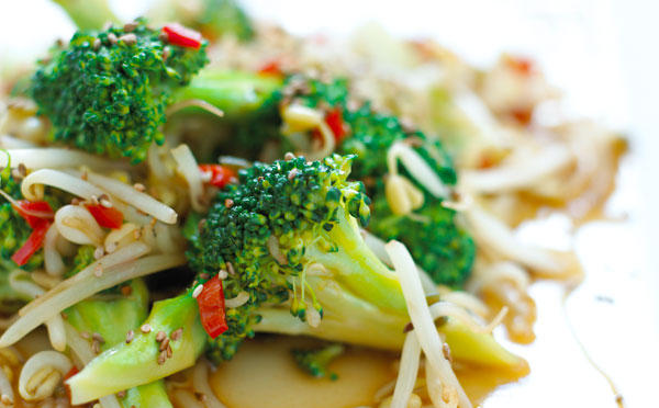 Lynstegt broccoli med soja og sesam