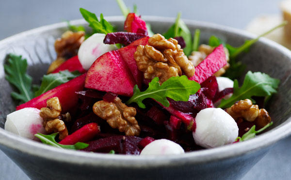 Rødbedesalat med rucola, valnødder og feta