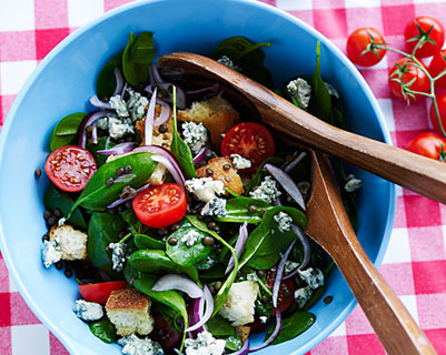 Spinatsalat med linser og cherrytomater