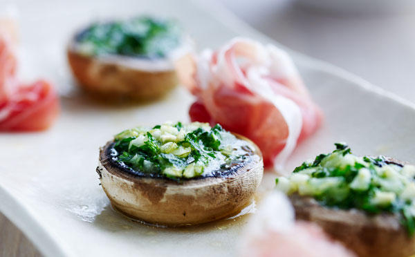 Svampe med krydderurtefyld