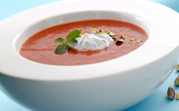 Jordbærsuppe med mynteæg