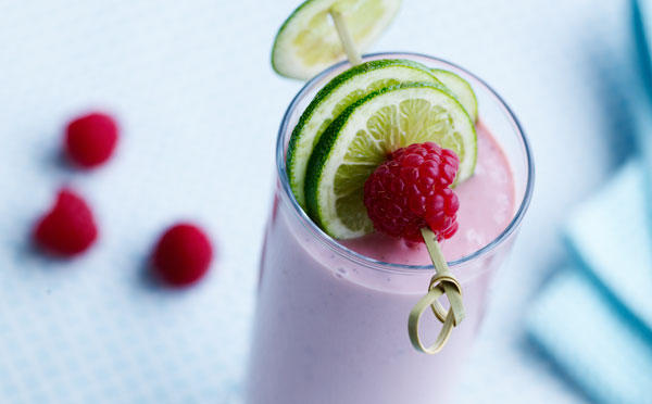 Hindbærsmoothie med fersken og vanille