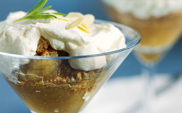 Æblekage med rosmarinflødeskum