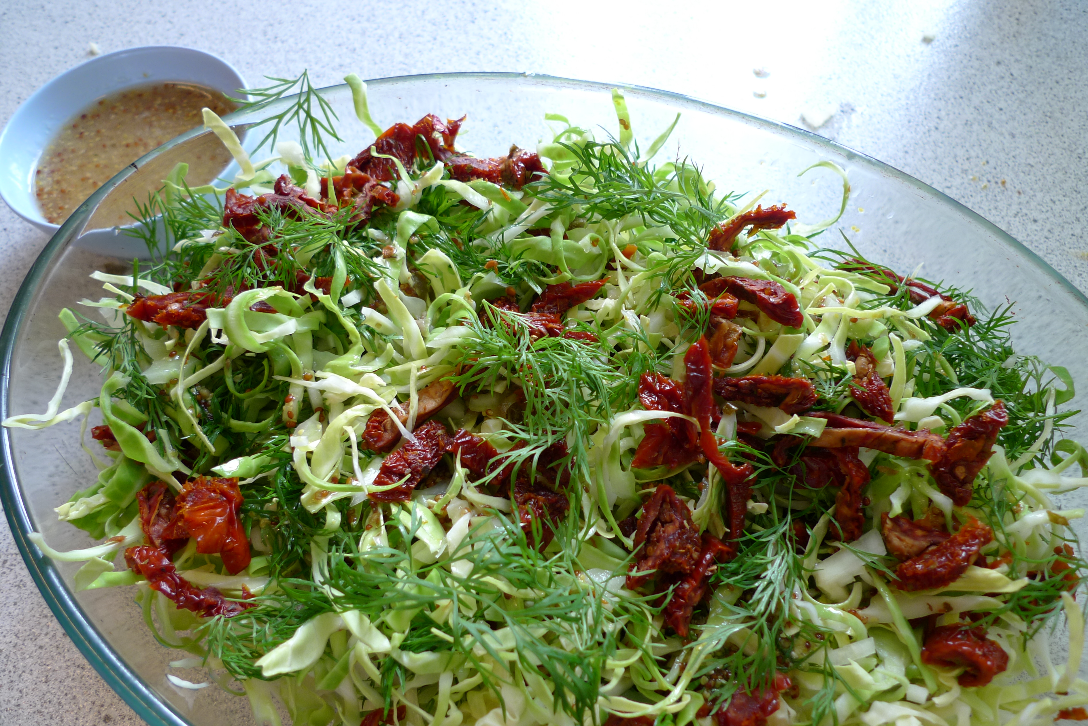 Spidskål med dild og soltørret tomat 