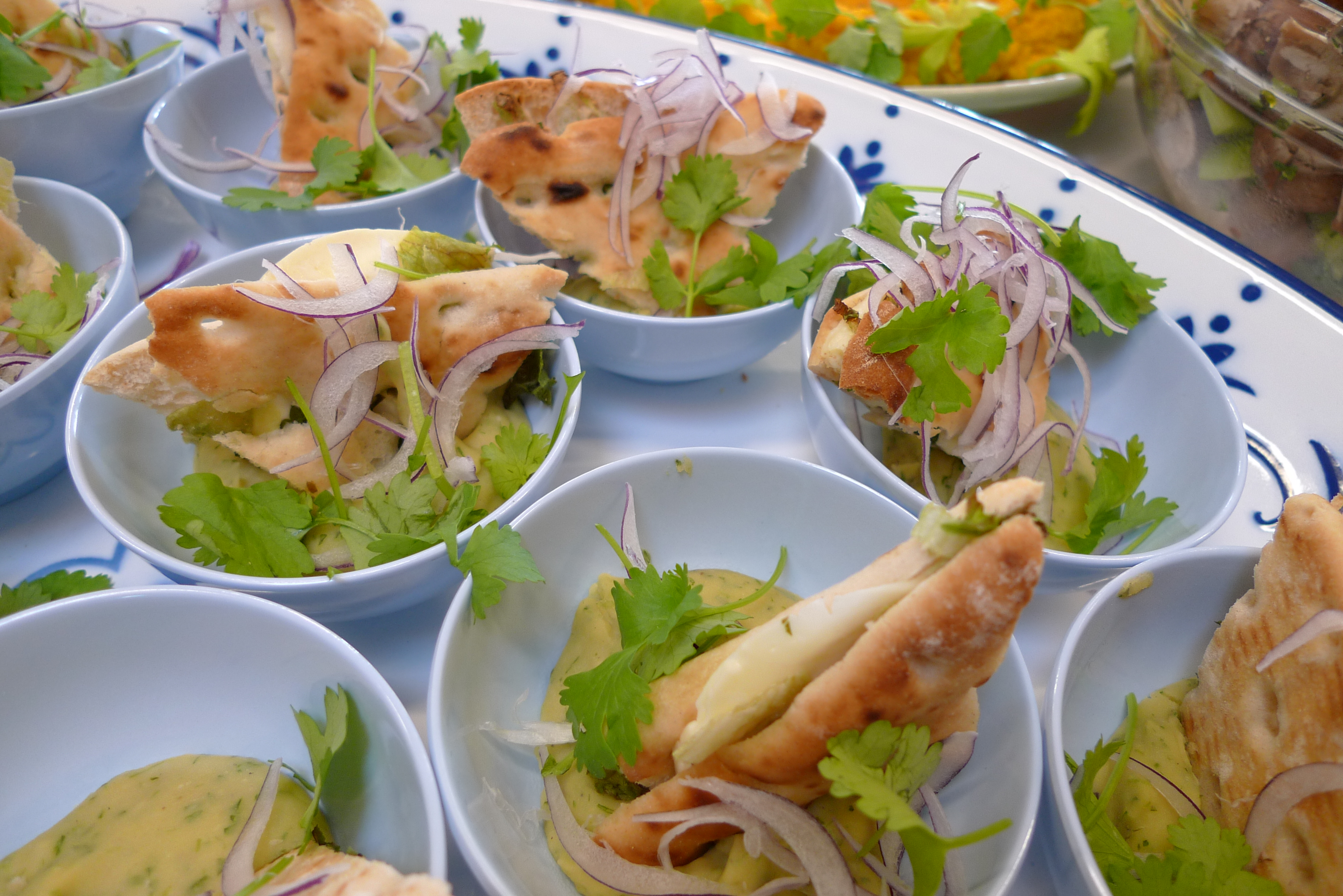 Spinat fyldte flade brød serveret med puré af flækærter