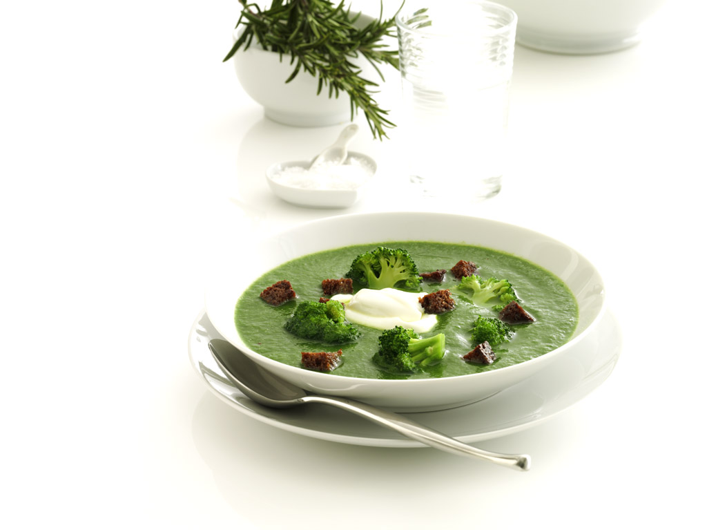 Grøn forårssuppe med broccoli og rugbrødscroutoner