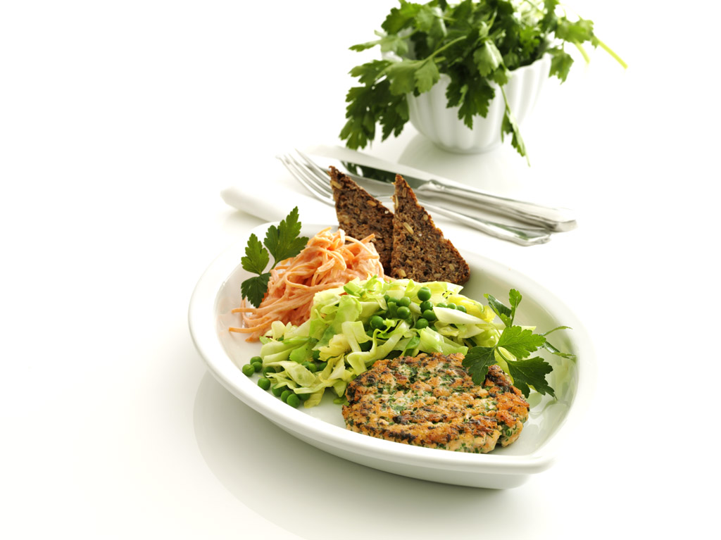 Laksekarbonader med stegte ærter og gulerodstzatziki