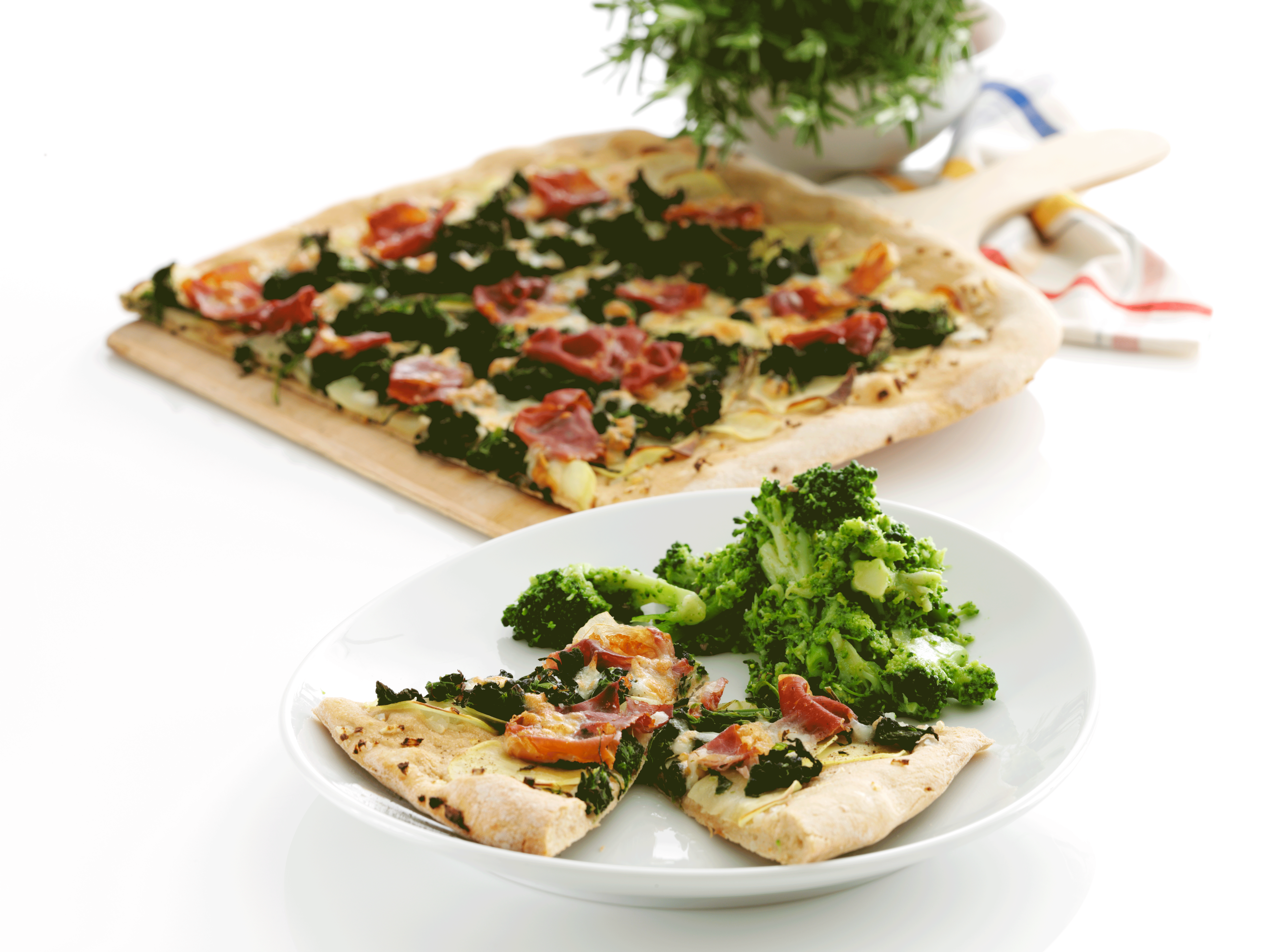 Kartoffelpizza med salat af broccoli med ansjoser og hvidløg