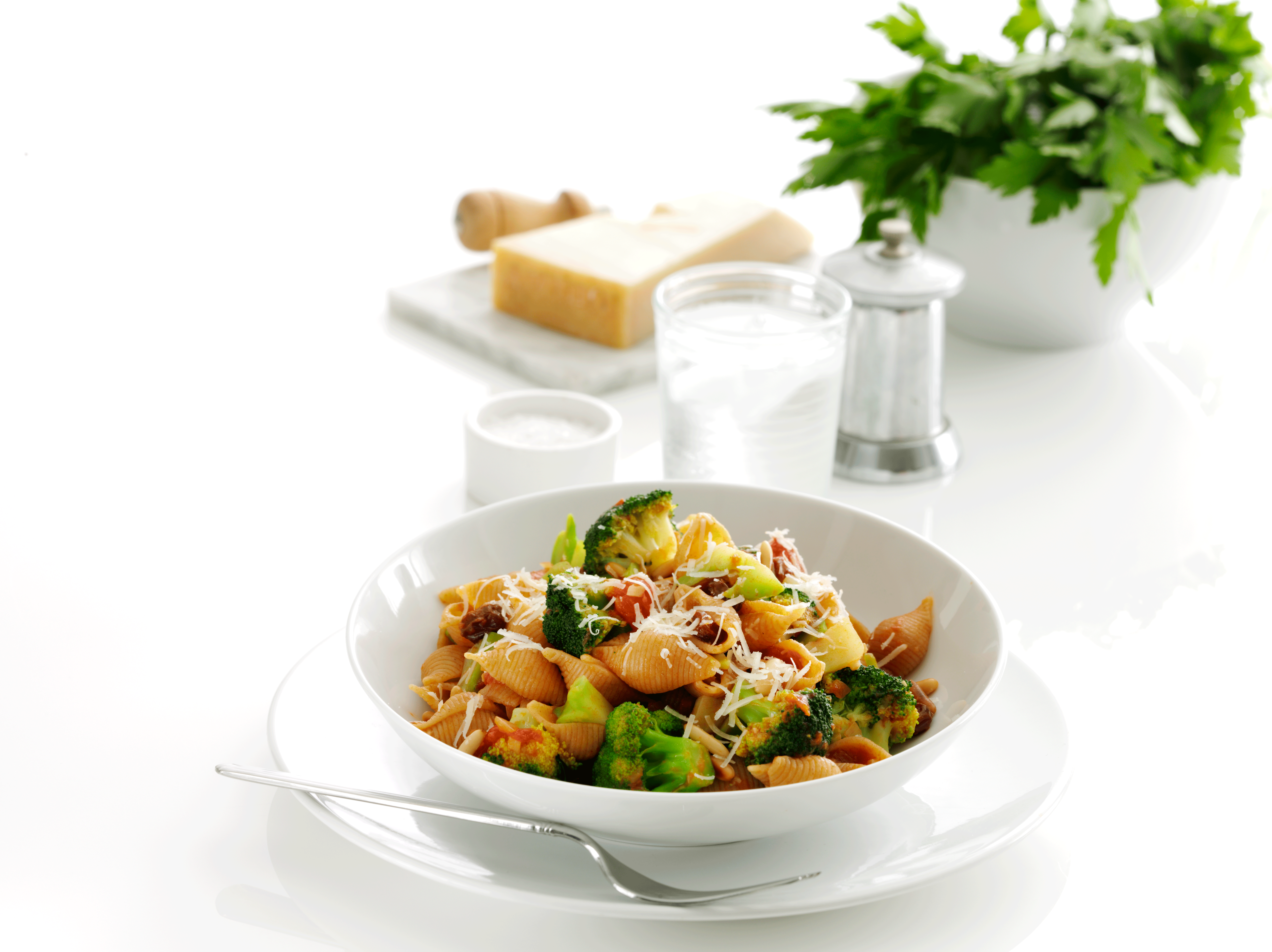 Pasta med broccoli og pinjekerner