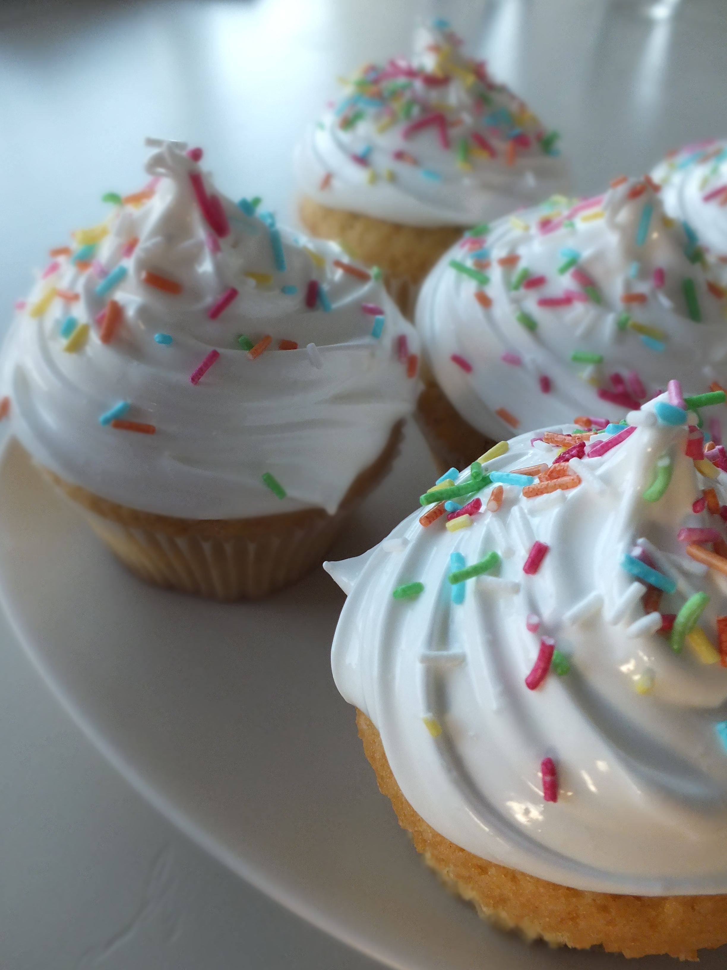 Vanilje-cupcakes med skum på toppen