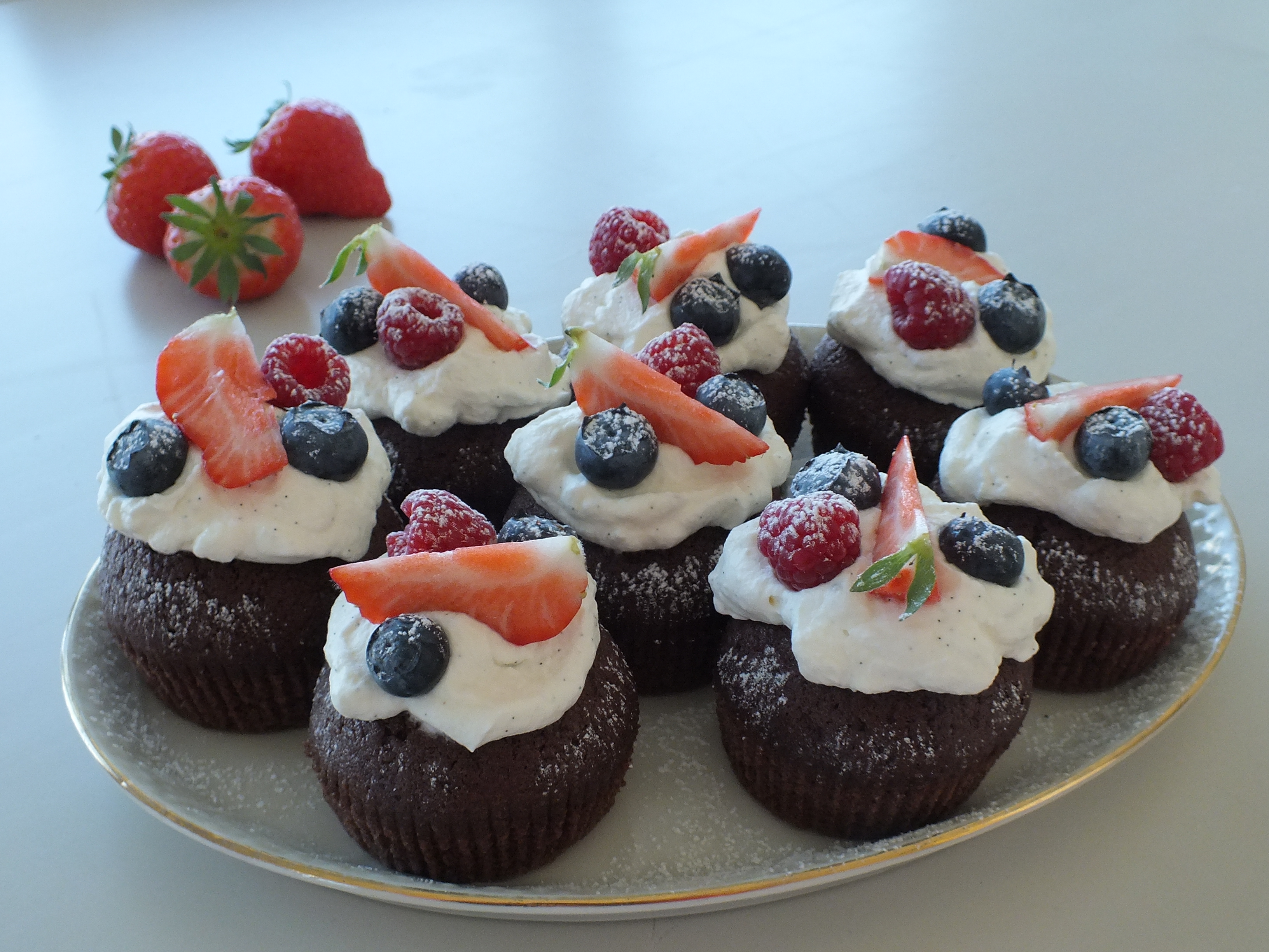 Hurtige kakao-cupcakes med friske bær og flødeskum