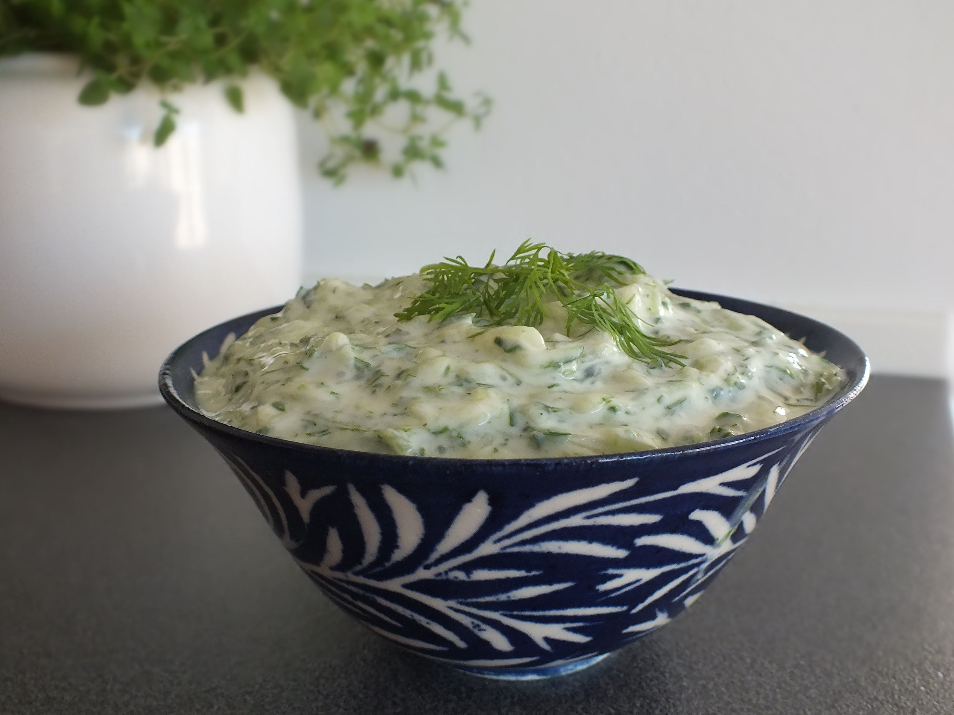 Tzatziki med et strejf af dild og persille
