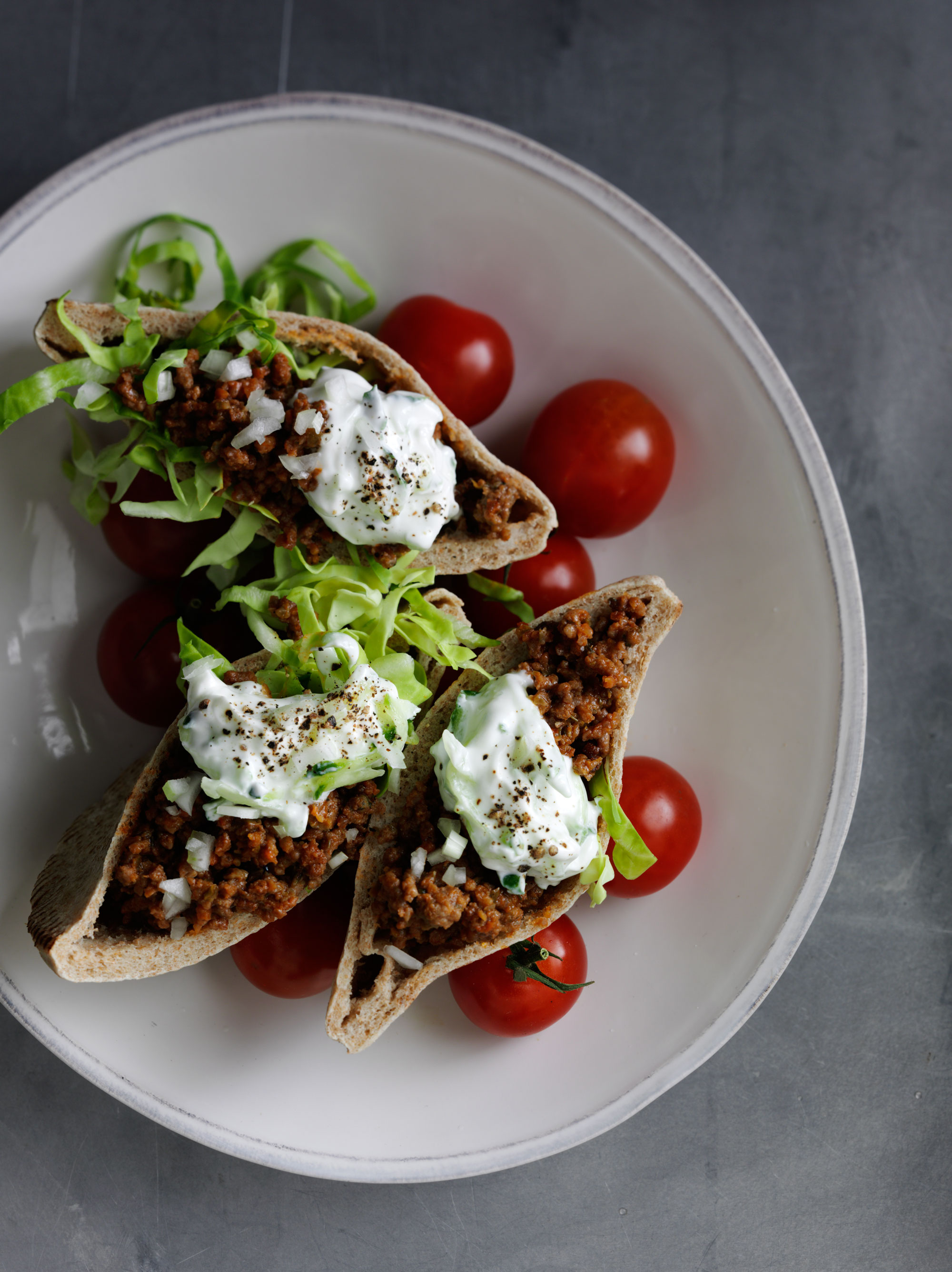 Kød og grøntsager i pitabrød med mild agurkeyoghurt