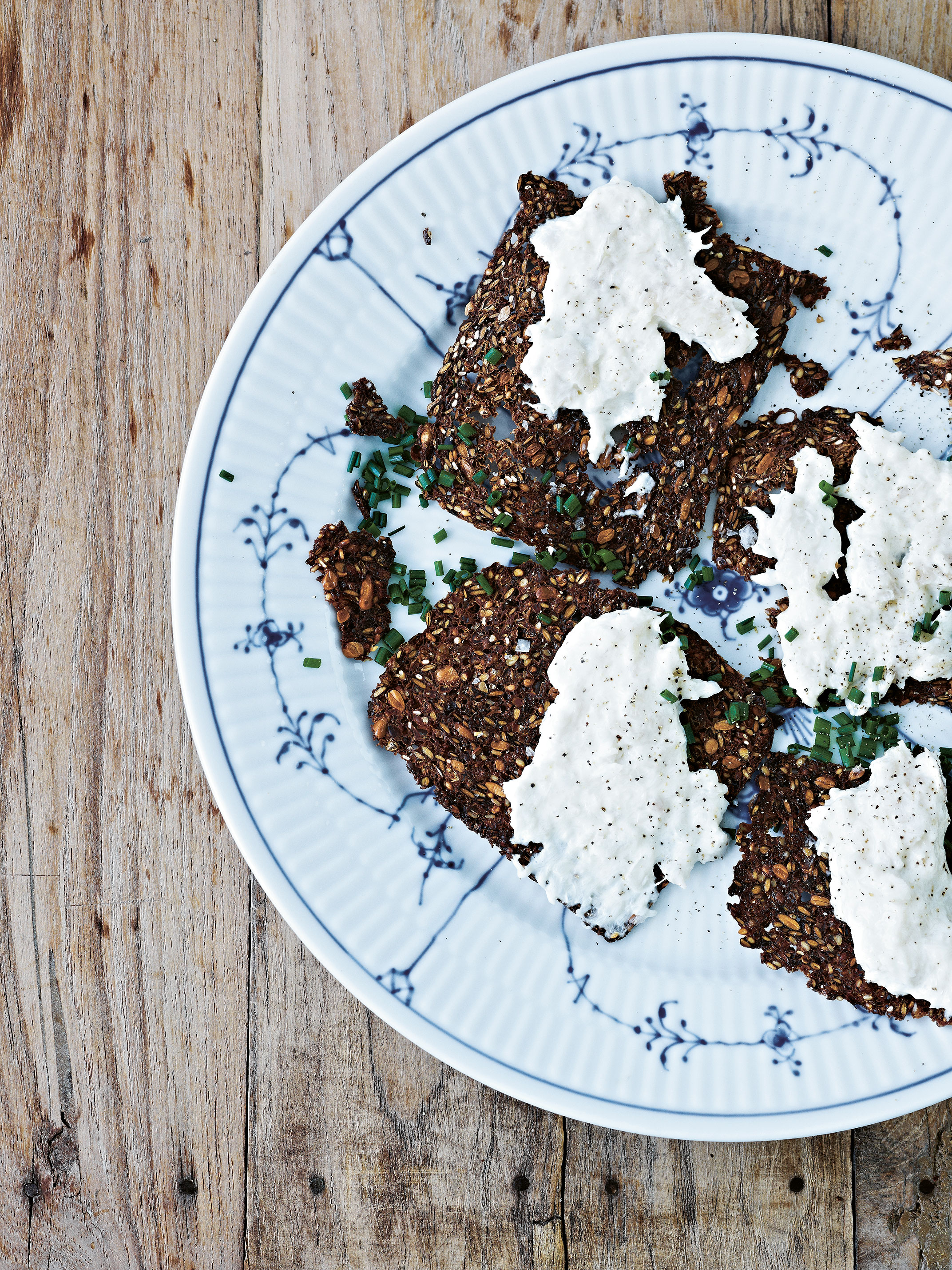 Torsk og rygeost på ristet rugbrød