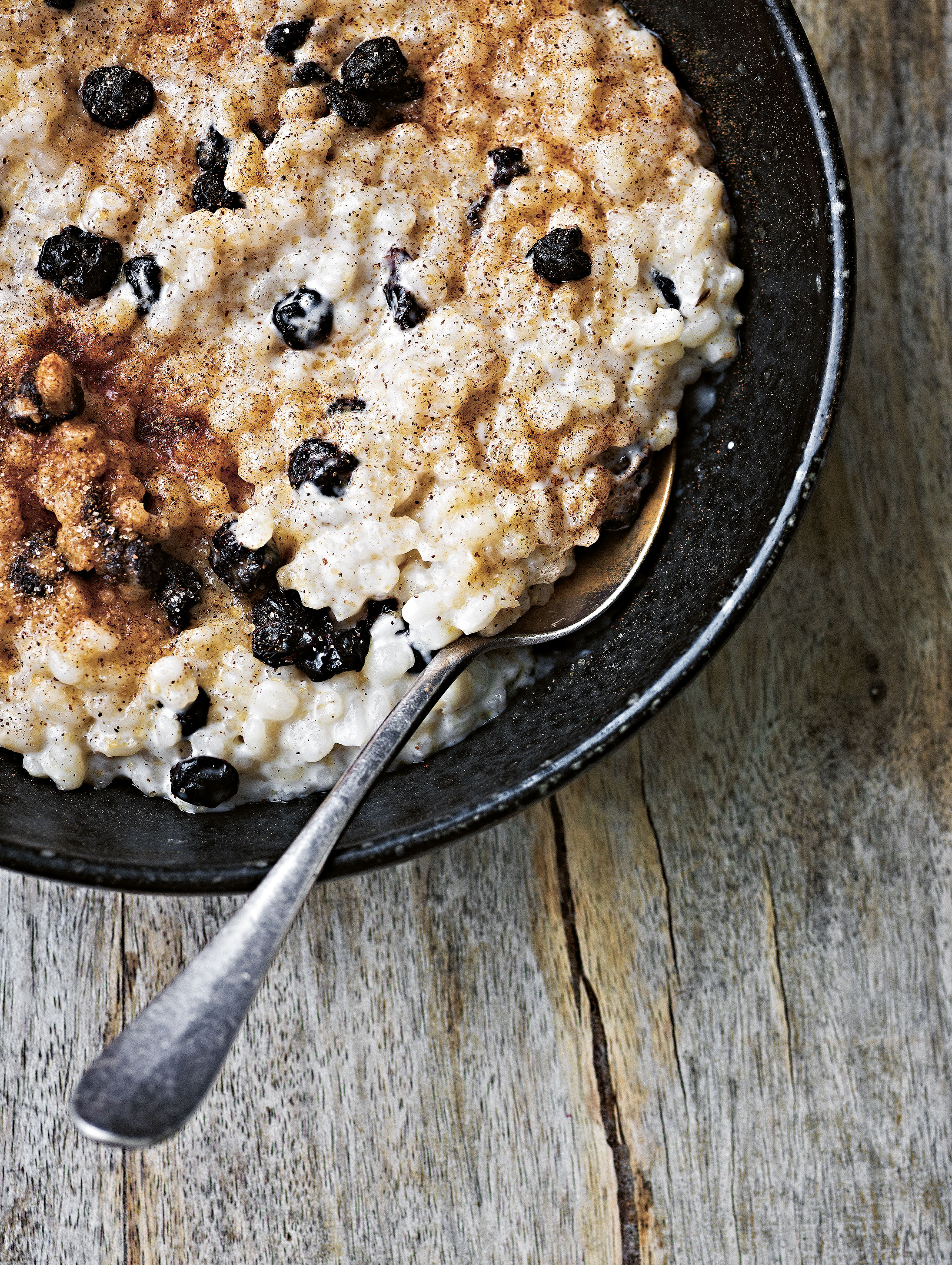 Varm perlegrød med tørrede bær
