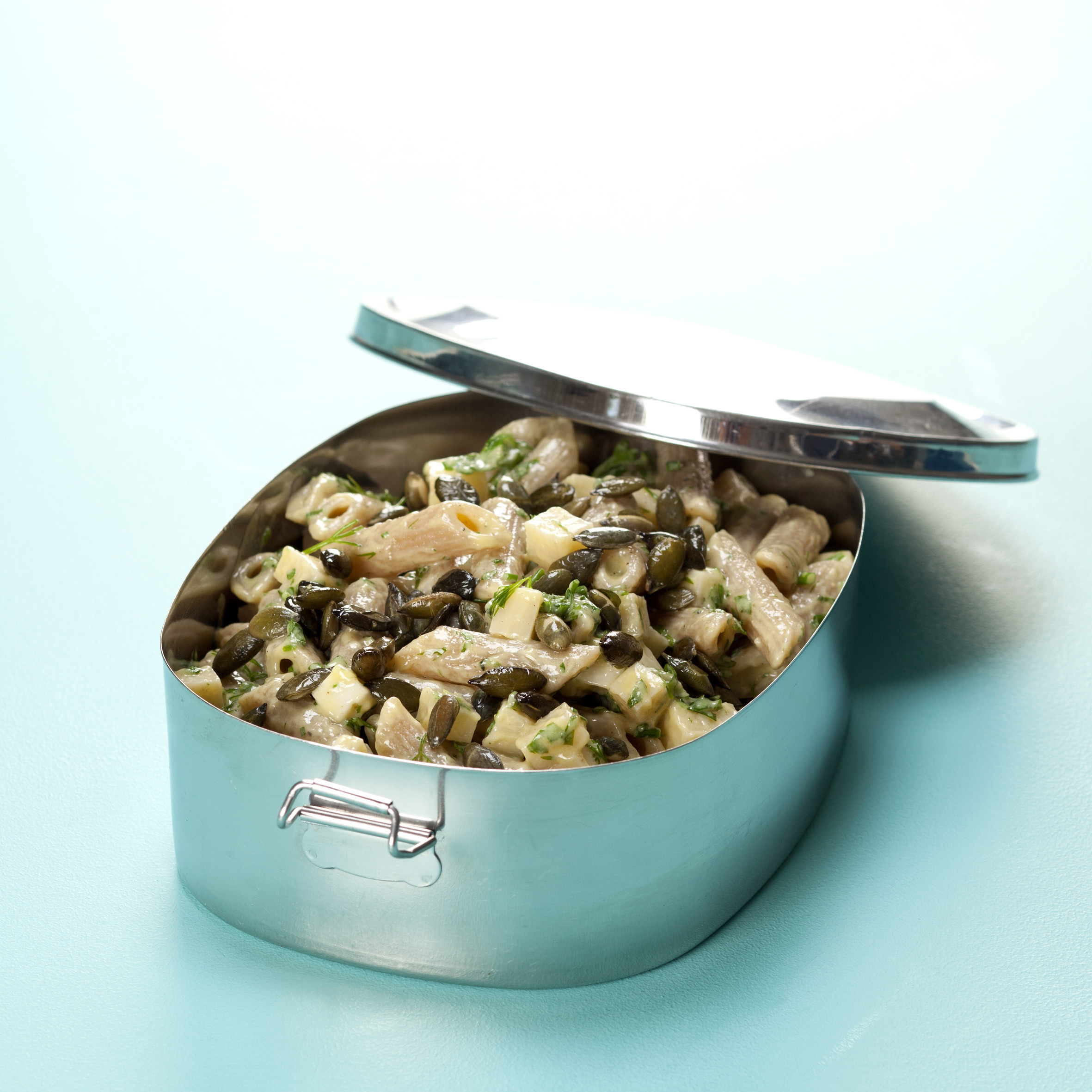 Pastasalat med grønne linser, ost og græskarkerner