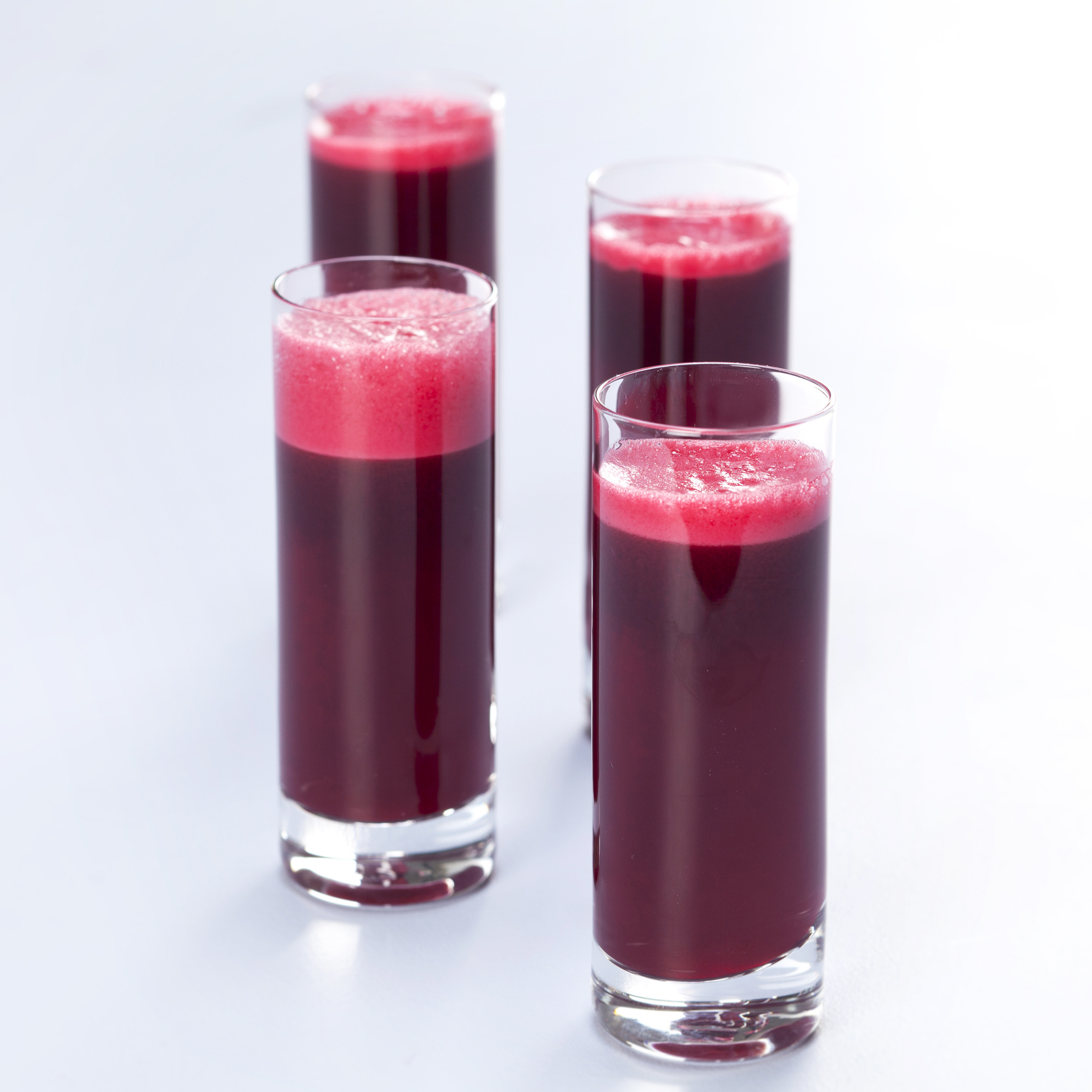 Rødbedeshots med æble og ingefær