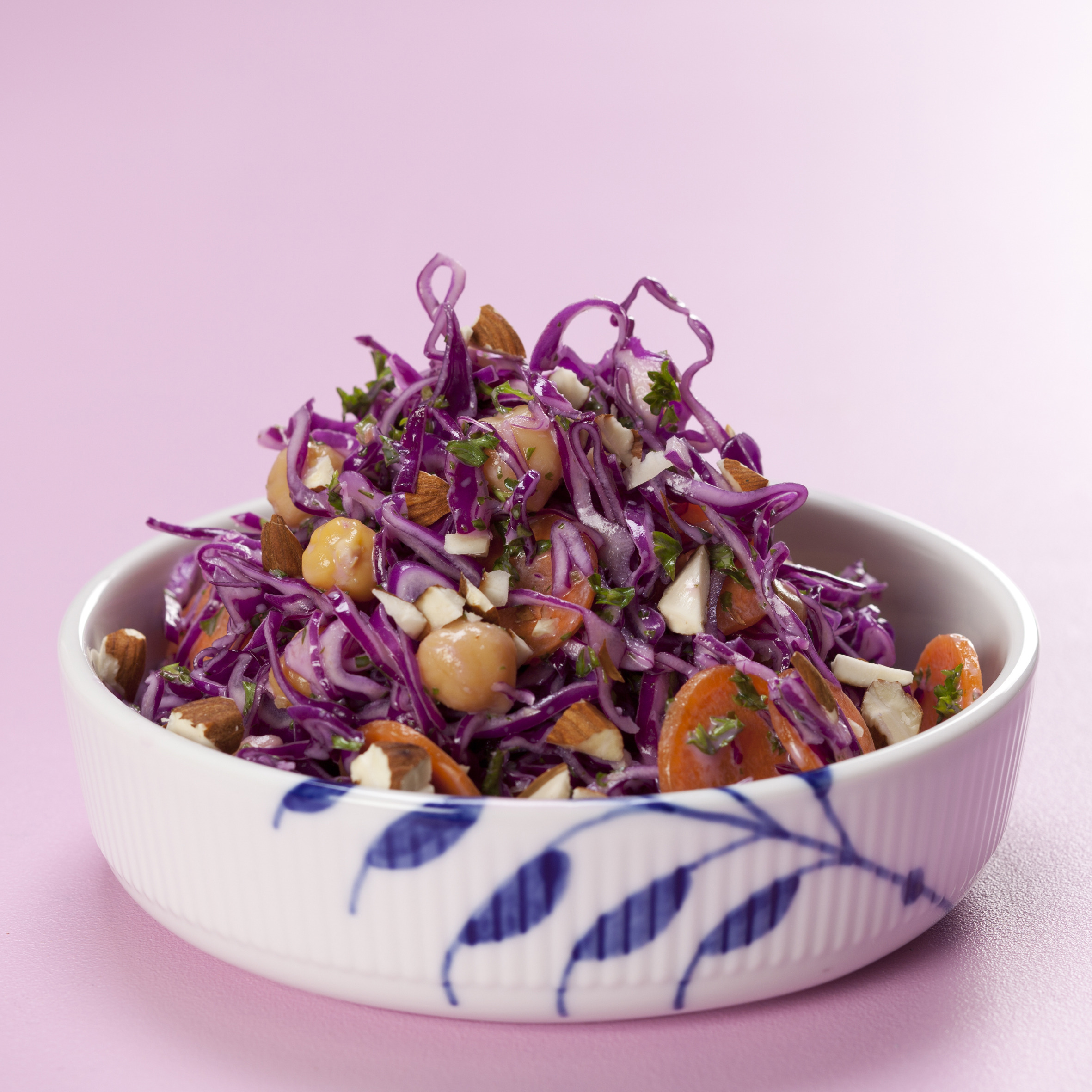 Rødkålssalat med kikærter og gulerødder