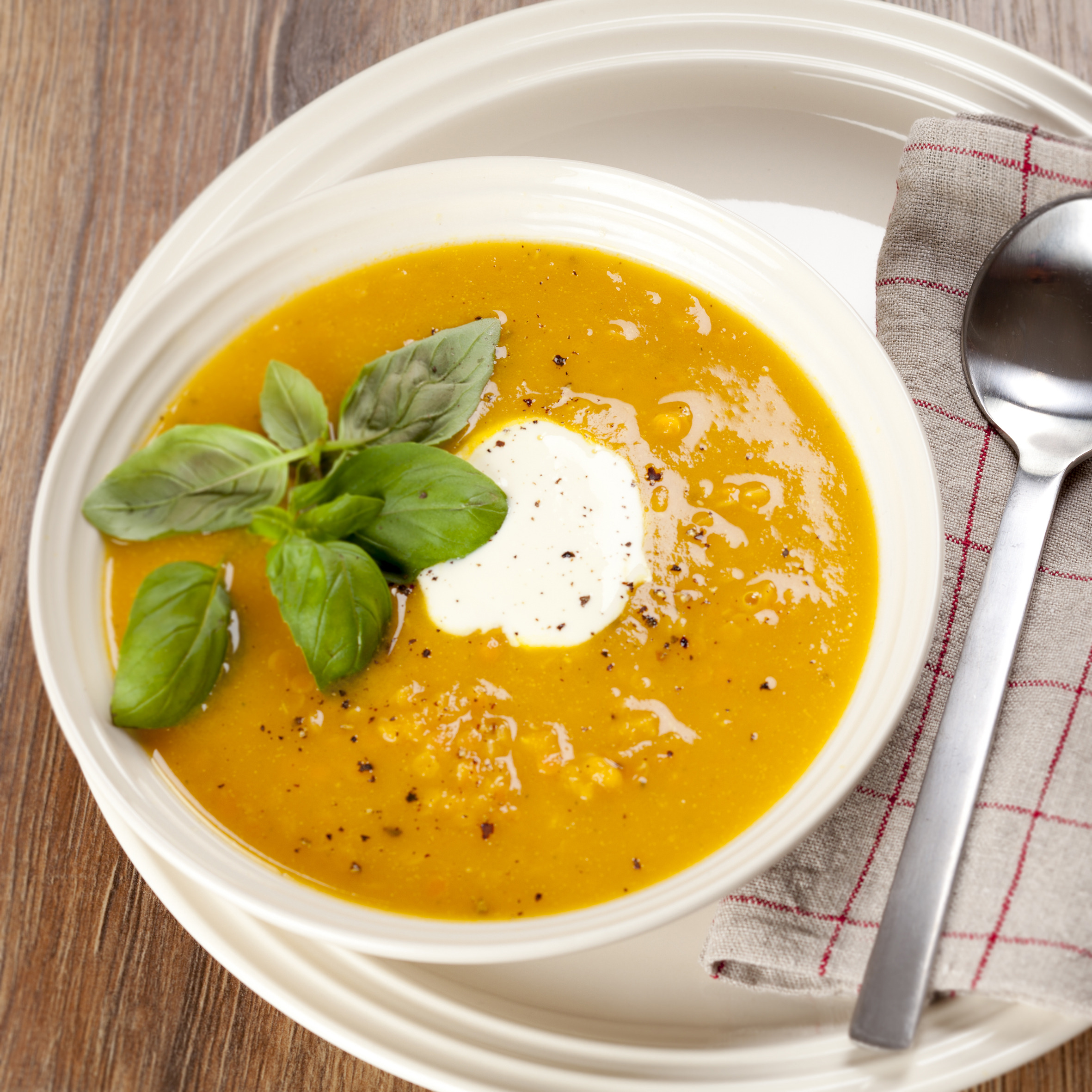 Rød linsesuppe med creme fraiche og basilikum