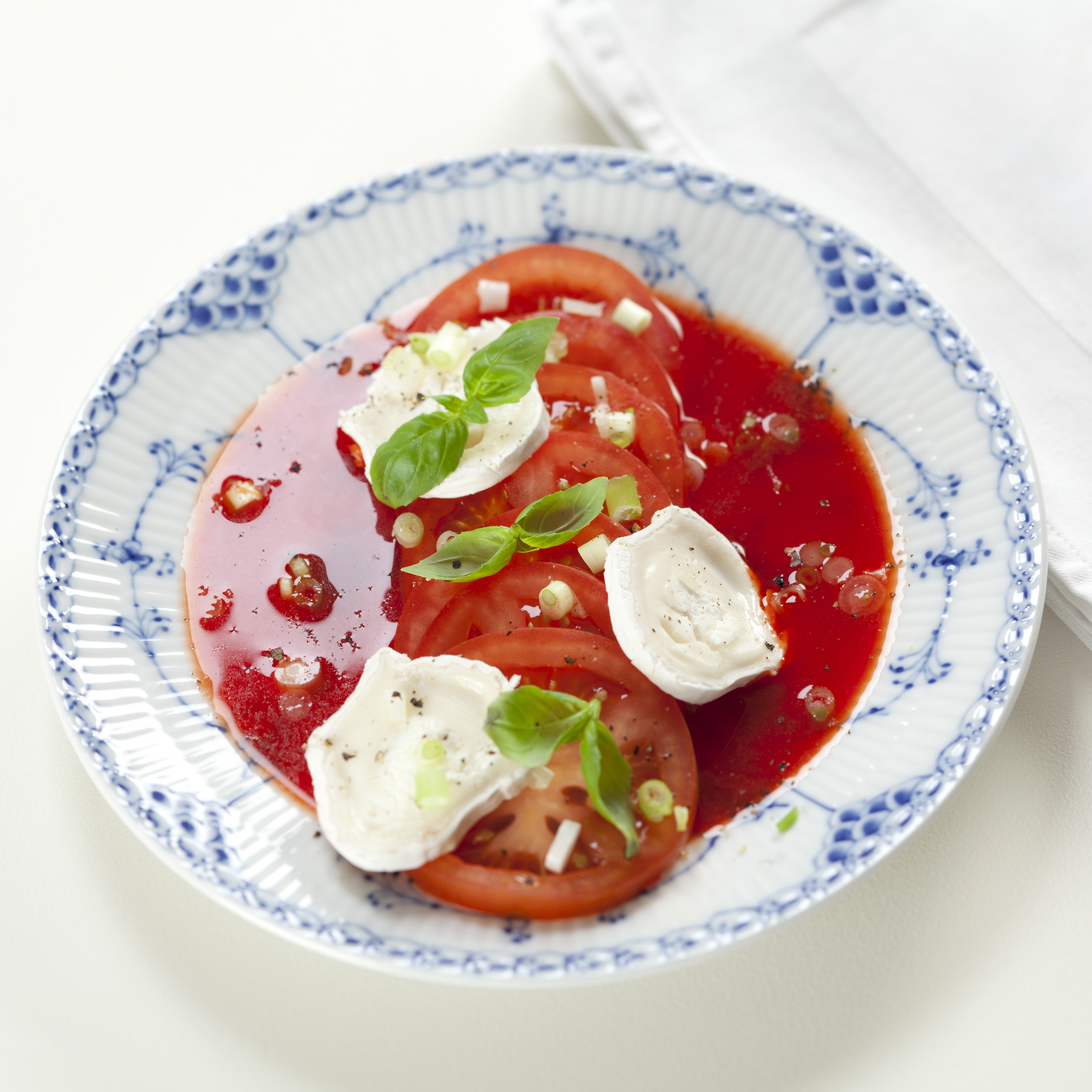 Rød pebersauce med tomater og gedeost