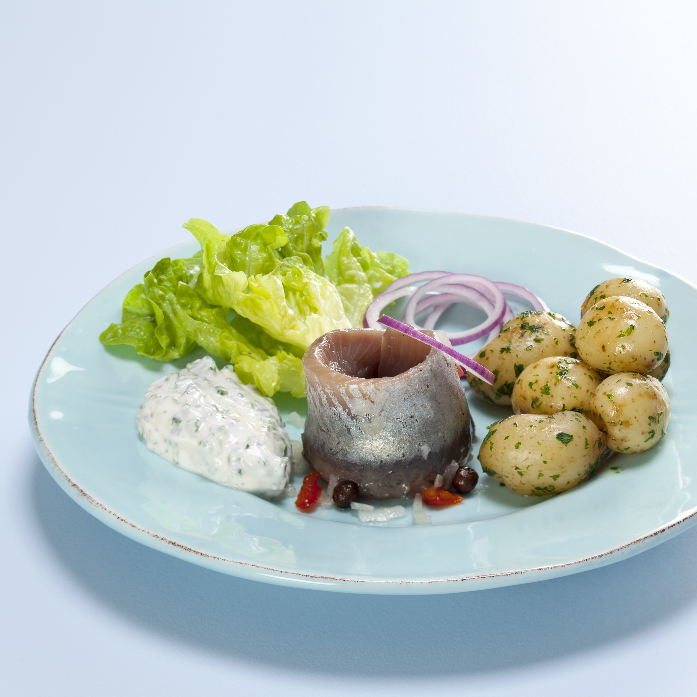 Rød sild med nye kartofler, rødløg, kapers og creme