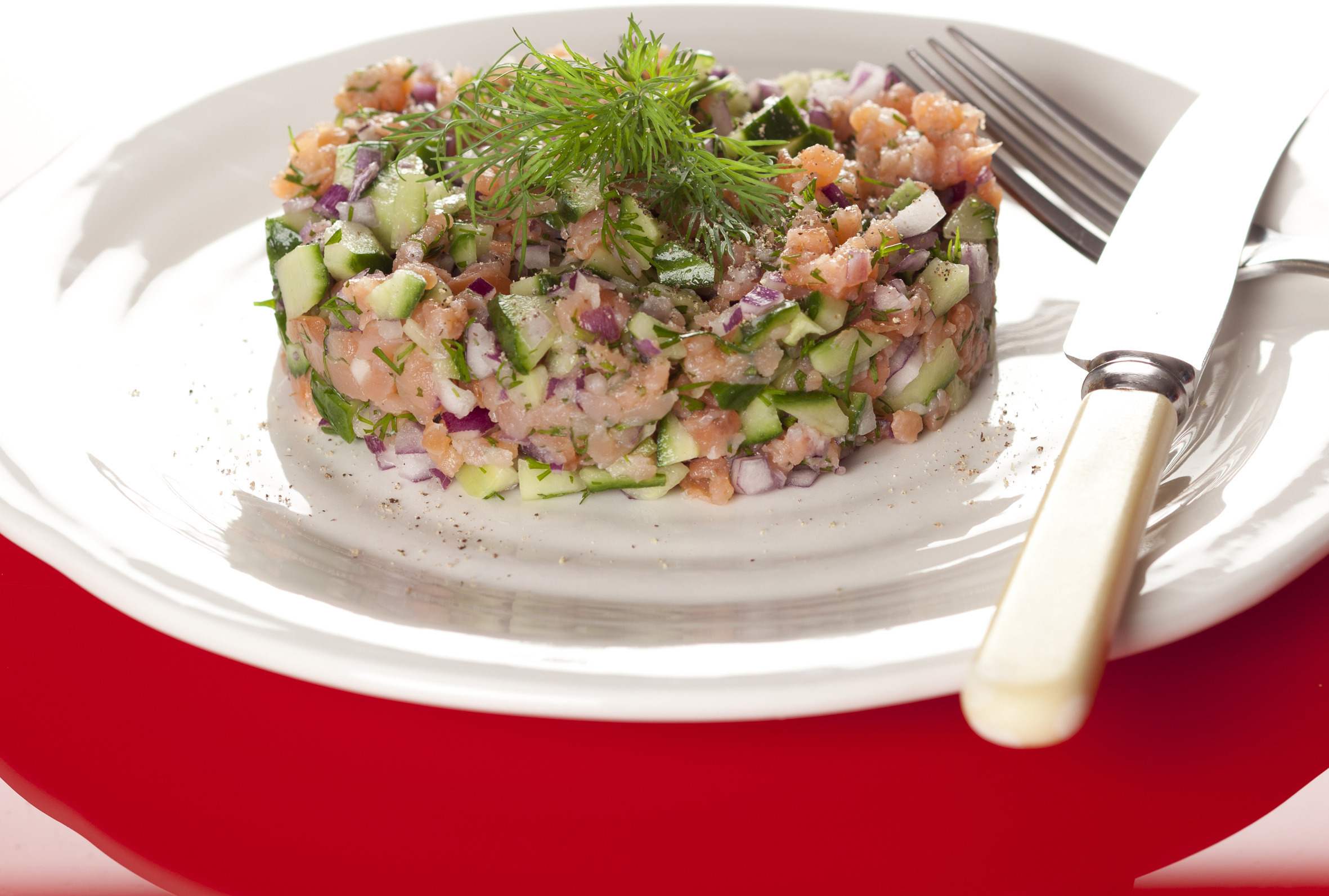 Røget laks med agurk, rødløg og dild