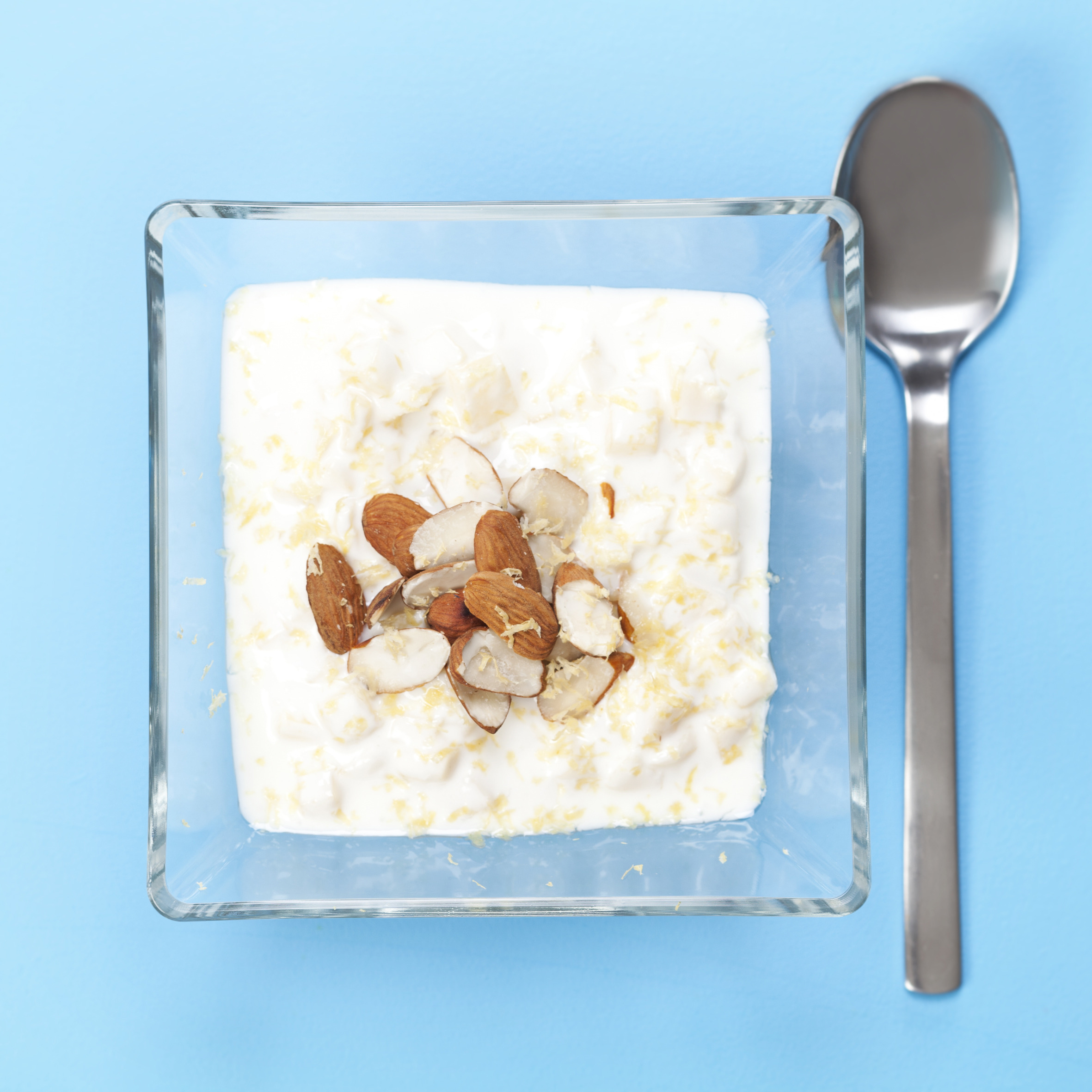 Rørt skyr med ananas, mandler og citronskal