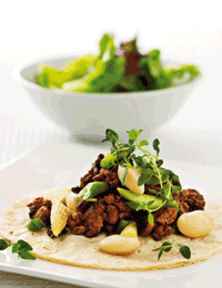 Tortillas med hakket oksekød og bønnesalat