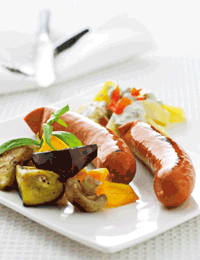 Grillpølser med grillede grønsager med blue cheese