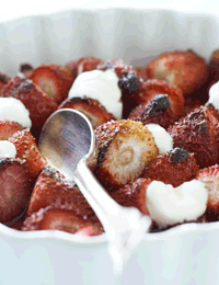 Varme jordbær serveret med pandekager