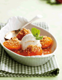 Crumble med henkogte blommer og vanilleis