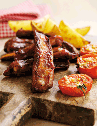 BBQ ribben med kartoffelbåde og tomater