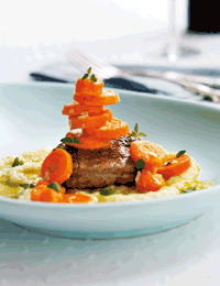 Kalvemedaljoner med polenta og glaserede gulerødder