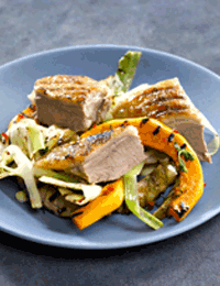 And stegt i kuglegrill med grillede tomatbruchetta og grillsalat