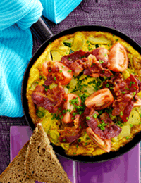 Sommeræggekage med grønt og bacon