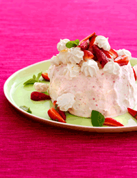 Jordbæris med marengstoppe og friske jordbær i sirup og mynte