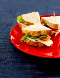 Sandwich med ost, skinke og pesto