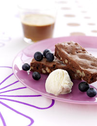 Brownie med vaniljeis og blåbær