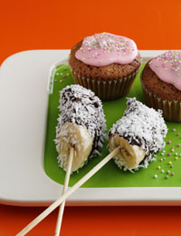 Banansticks med chokolade og kokosdrys + gulerods-krydderkager