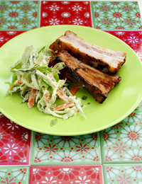 Grillede revelsben med kålsalat