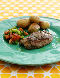 Lammesteak med kartofler og tomatsalsa