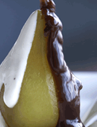 Pæredessert med vanillecreme og chokoladesauce