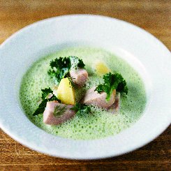 Grønkålssuppe med sprængt og røget svinekam