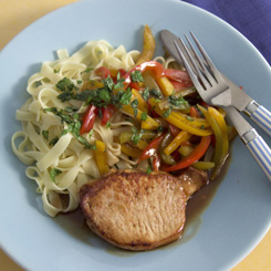 Koteletter med peberfrugter i balsamico og pasta