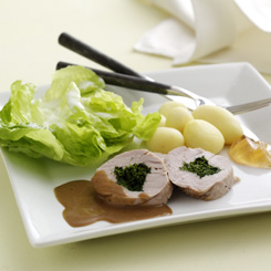 Mørbrad fyldt med persille, flødesauce og mormor-salat