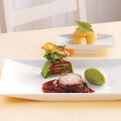 Mørbrad Royal med rødvinskogt bacon, terrin af sommerkål og tomater og sauce diable