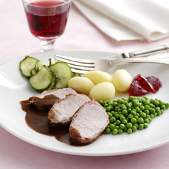 Mørbrad stegt som vildt med ærter og agurkesalat